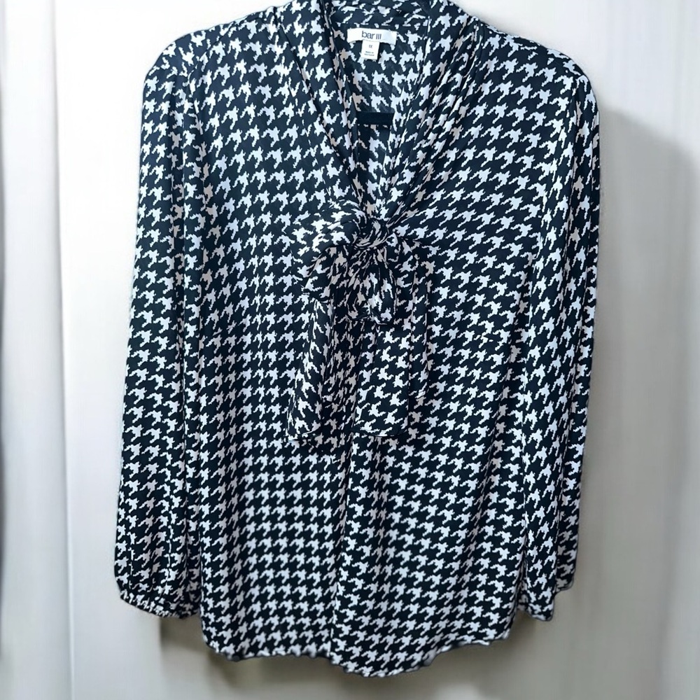 Bold black and white houndstooth print blouse w/ chic tie-neck detail Size 16/0x